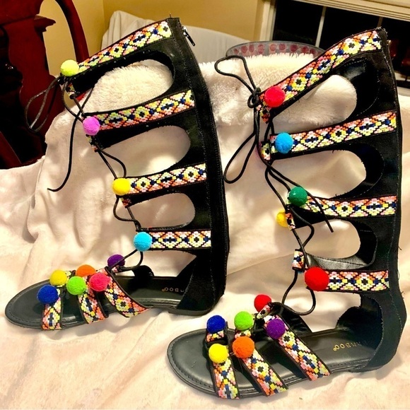 NEW Boho Sandals Sz 9 Bamboo Flat Strappy Sandals Black Multicolored Knit Poms - Picture 2 of 16